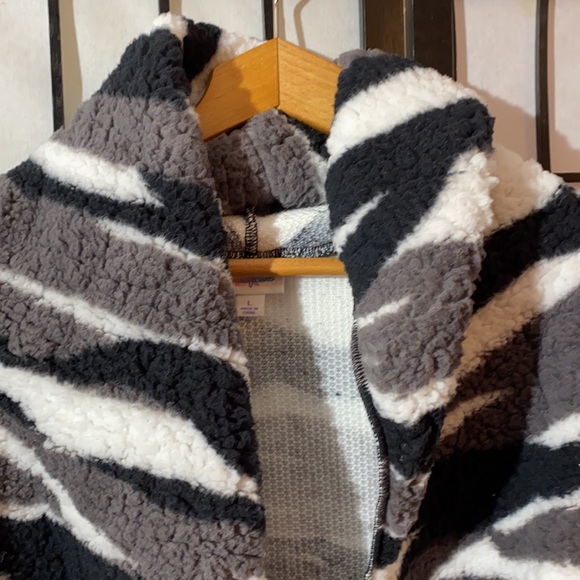 LuLaRoe Open Front Super Soft, Comfy & Warm Size L - Picture 4 of 6